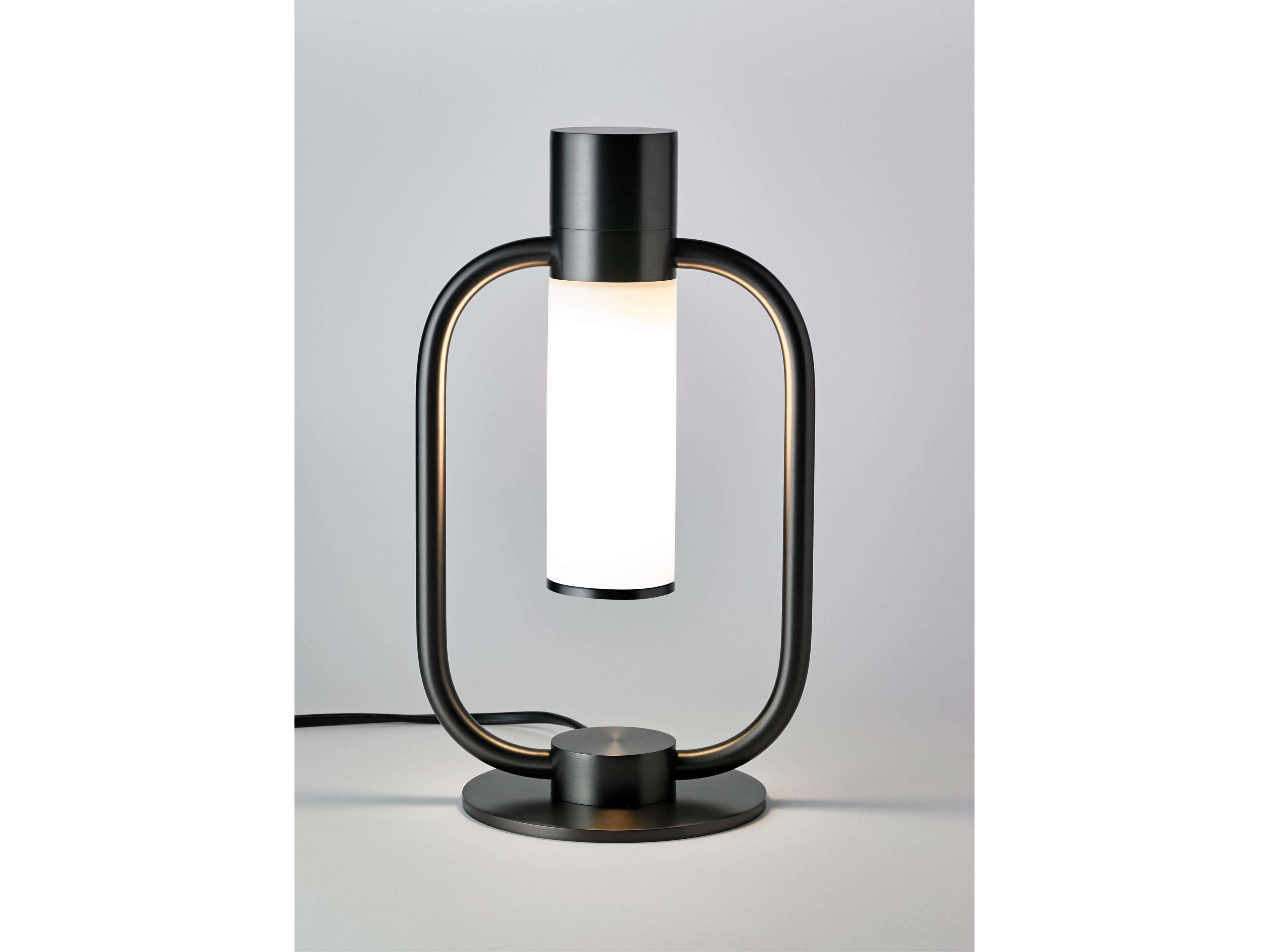 Латунная светодиодная настольная лампа CVL Luminaires Storm ARCH-00011242 - Вид №1
