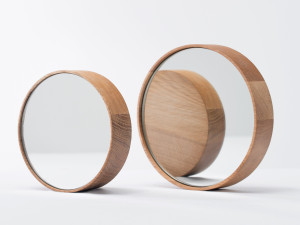 Круглое деревянное зеркало с рамкой