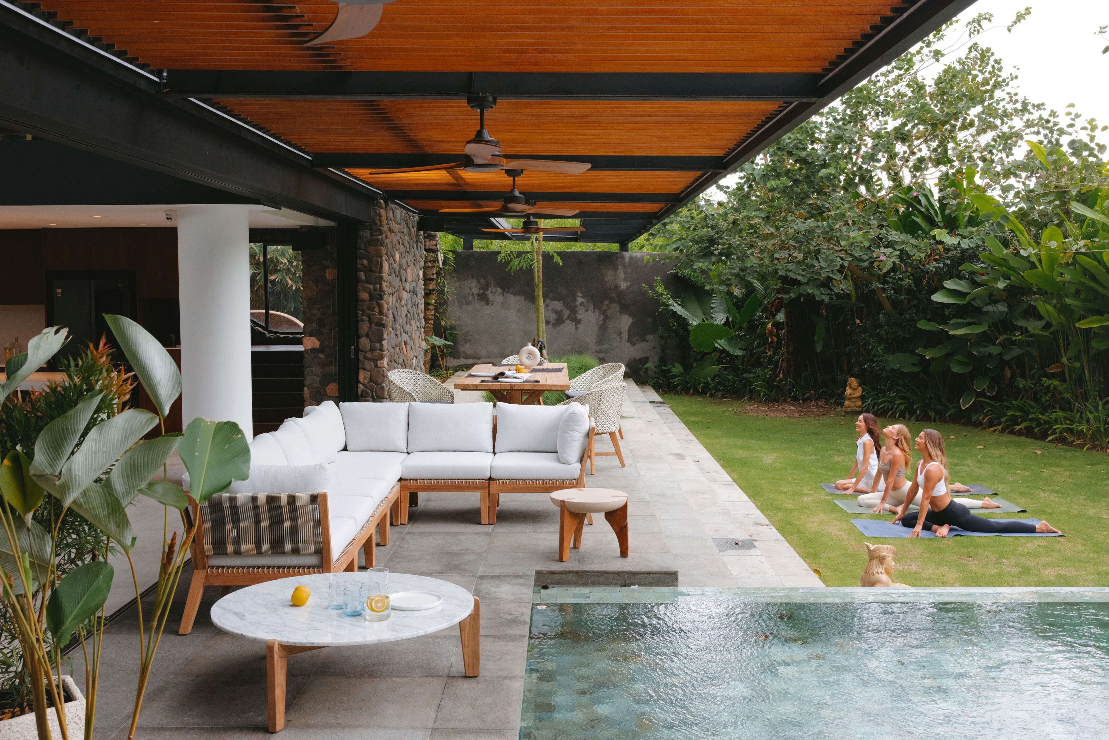 Низкий садовый столик из каррарского мрамора cbdesign Heron ARCH-00079330 - Вид №1