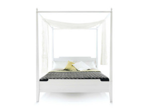 Деревянная кровать с балдахином