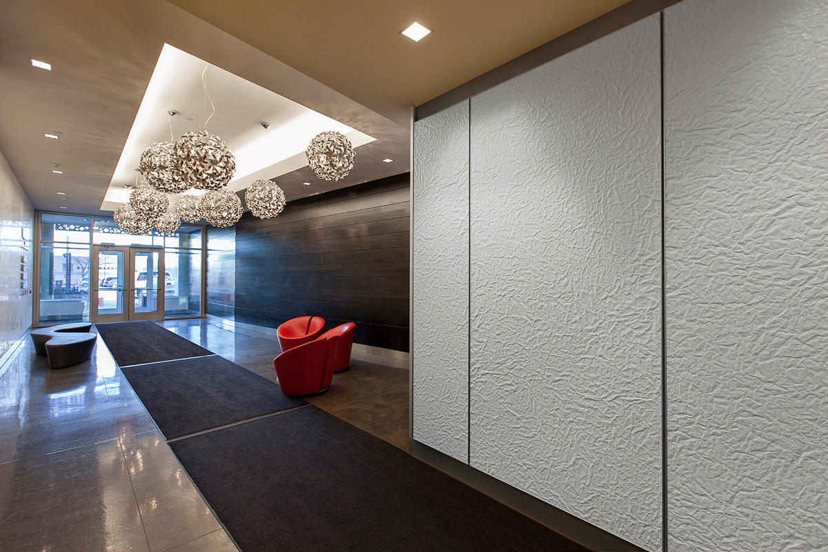 FSRT681 Система облицовки стен Levele с плавающими панелями и индивидуальными угловыми деталями из плавленого нейзильбера с льняной отделкой в ​​техасском страховании жизни, уэйко, техас Forms-surfaces  - Вид №9