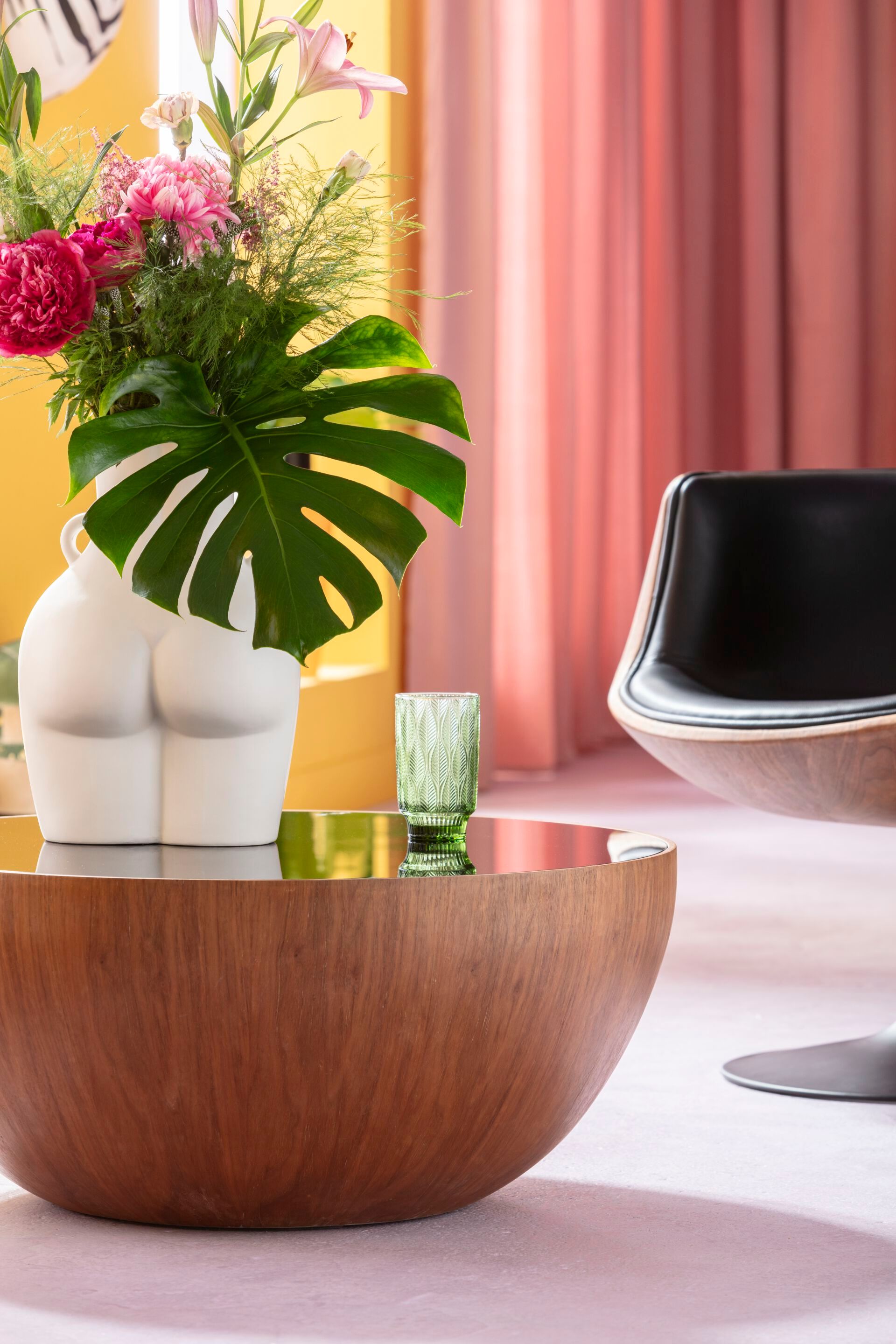 Низкий круглый деревянный и стеклянный журнальный столик KARE Design Kare design Masterpieces ARCH-00102708 - Вид №1