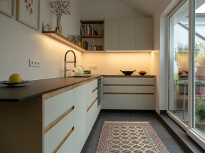 Встроенная линолеумная кухня со встроенными ручками