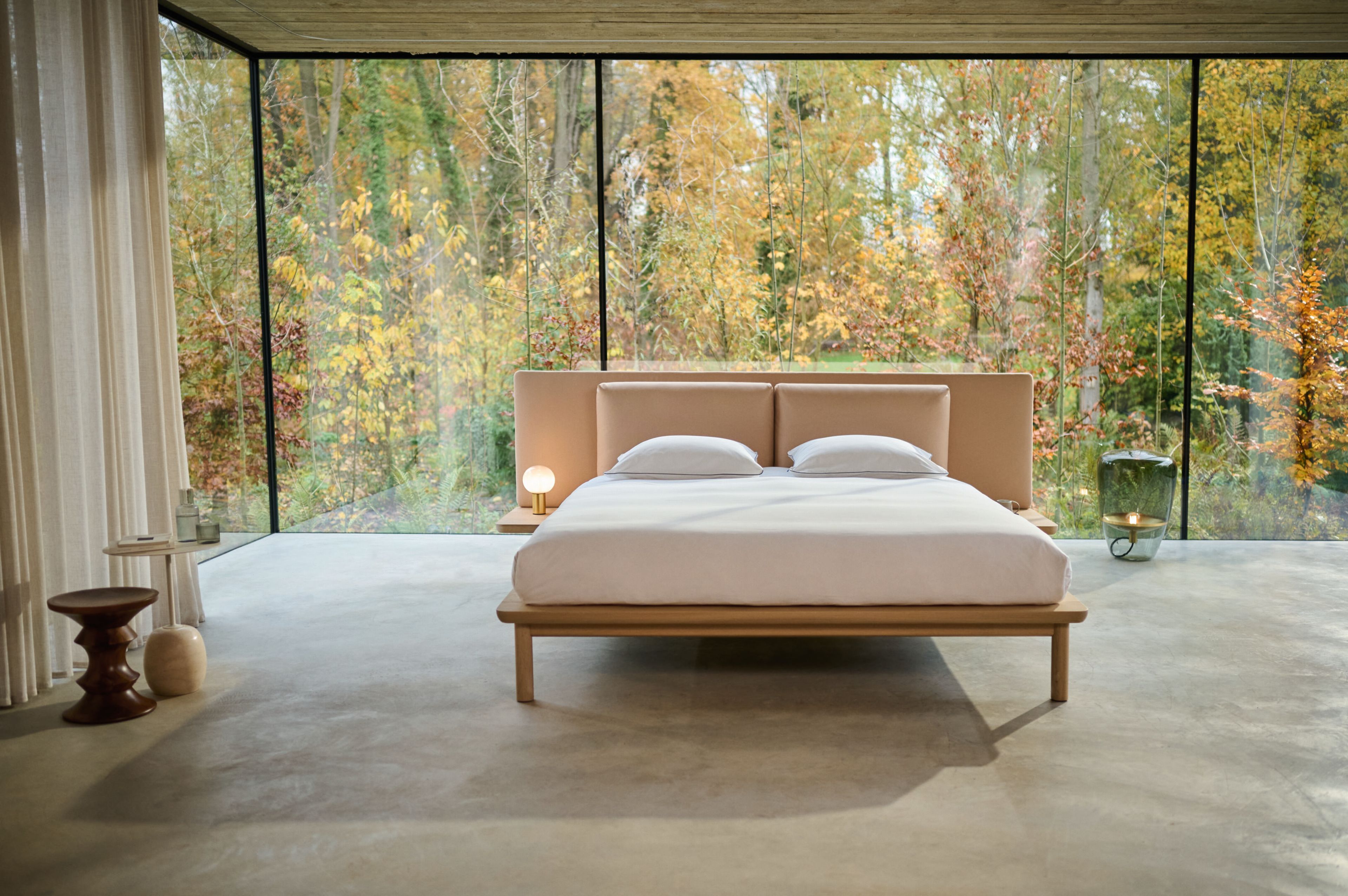 Двуспальная кровать из массива дерева и ткани со встроенными тумбочками Auping NOBLE ARCH-00145904 - Вид №1