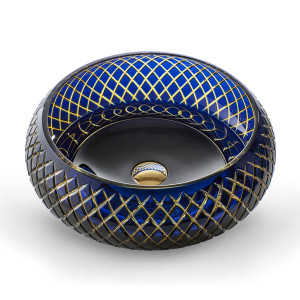 CBGEN 3SC Умывальник из 24% Pbo Crystal, изготовленный с использованием чрезвычайно сложной технологии «Incamiciato Crystal», внутри он янтарного цвета, а снаружи покрыт голубым кобальтовым кристаллом. Разрезы в форме «сетки», выполненные полностью вручну