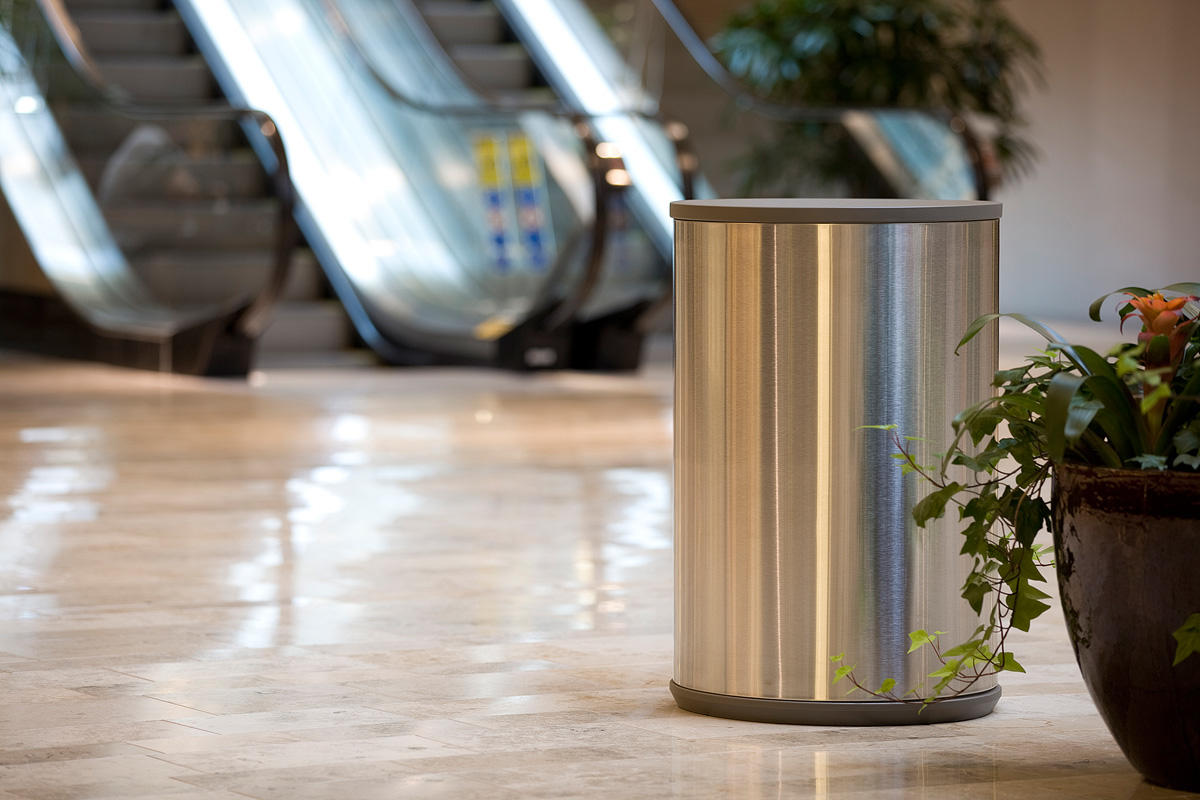 Универсальная емкость для мусора и утилизации, 24 галлона, верхнее отверстие, крышка с разделенным потоком, изображение «рециркуляция» на синем фоне, изображение «мусор» на сером фоне, корпус из нержавеющей стали с сатинированной отделкой и рисунком в вид Forms-surfaces FRMR190 - Вид №11