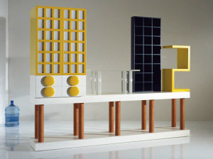 Деревянный шкаф с распашными дверцами