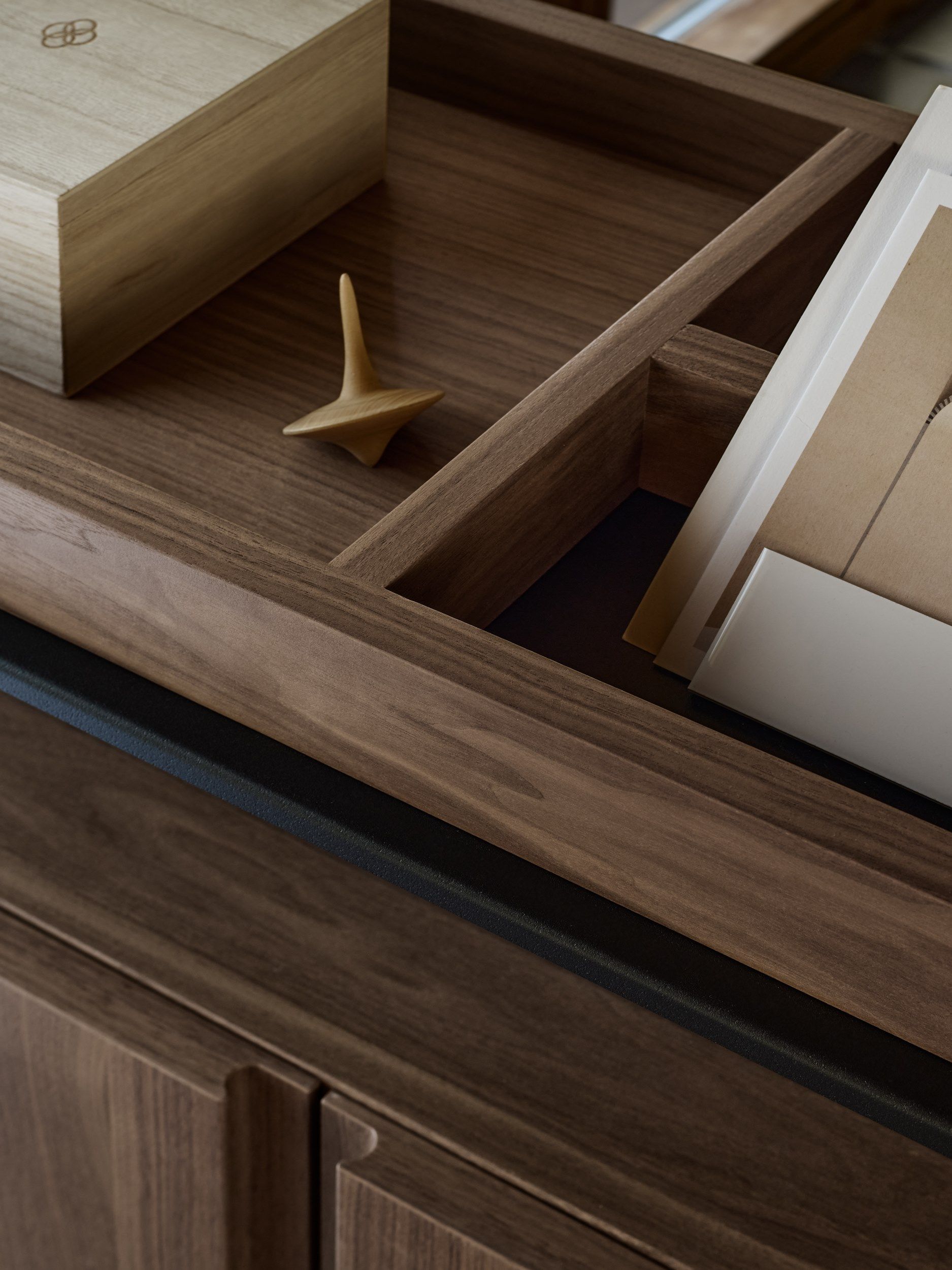 Книжный шкаф из алюминия и дерева с креплением пол-потолок String Furniture Pira ARCH-00102553 - Вид №10