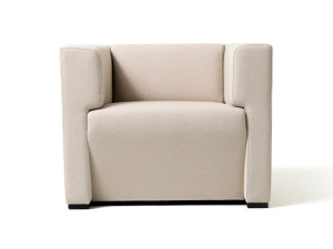 Тканевое кресло с подлокотниками