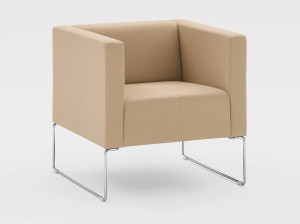 Тканевое кресло с подлокотниками