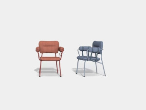 Тканевый стул с подлокотниками