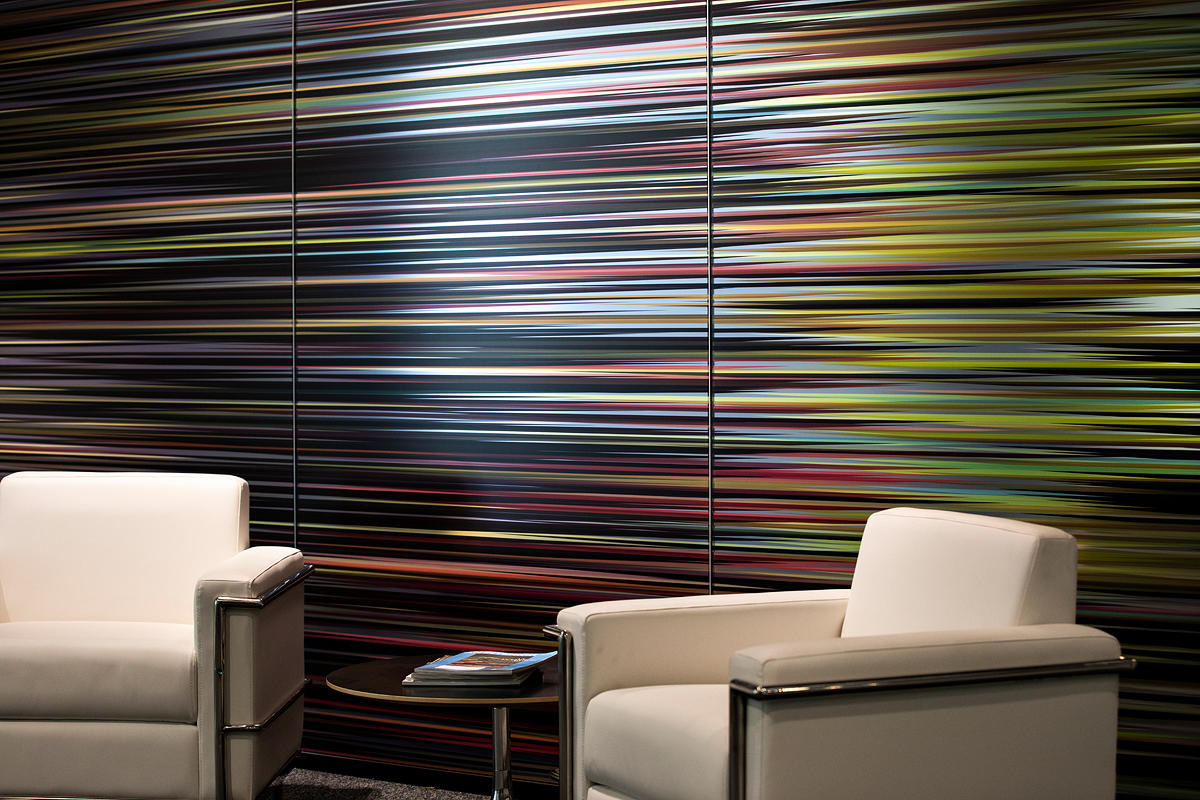 FSRT638 Система обшивки стен Levelr с панелями из вивихромного хромисового стекла в отражающей конфигурации с прослойкой индивидуального цвета и отделкой opalex, а также изготовленными на заказ выступающими ребрами черного цвета в международном аэропорту Forms-surfaces  - Вид №11