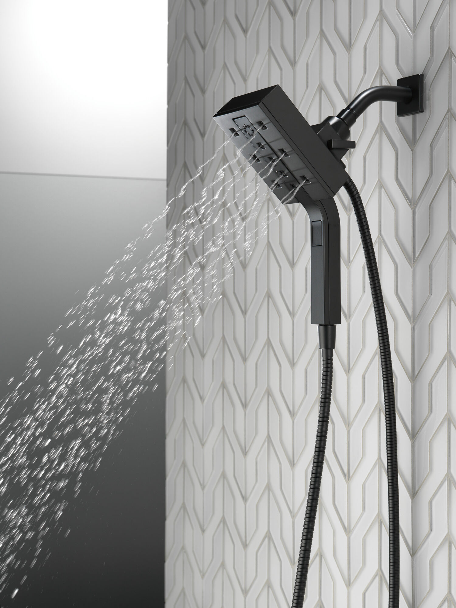 58473-BL25 H2Okinetic® In2ition® Душ два в одном с 4 настройками Delta Faucet Universal Showering Матовый черный  - Вид №7