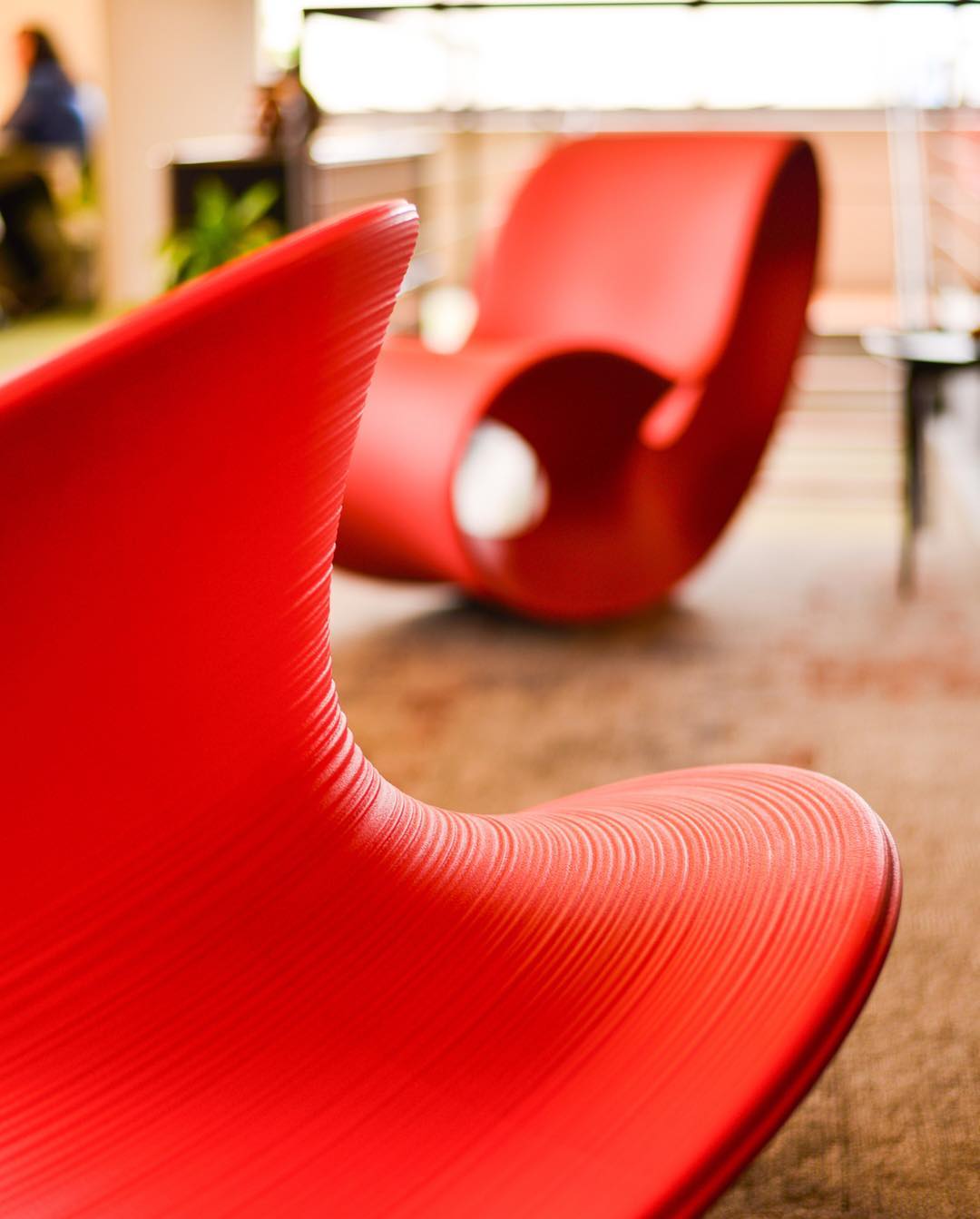 Magis Spun SD660 R Стул вращающийся из полиэтилена. Цвет: Серый Красный 1004 C  - Вид №1