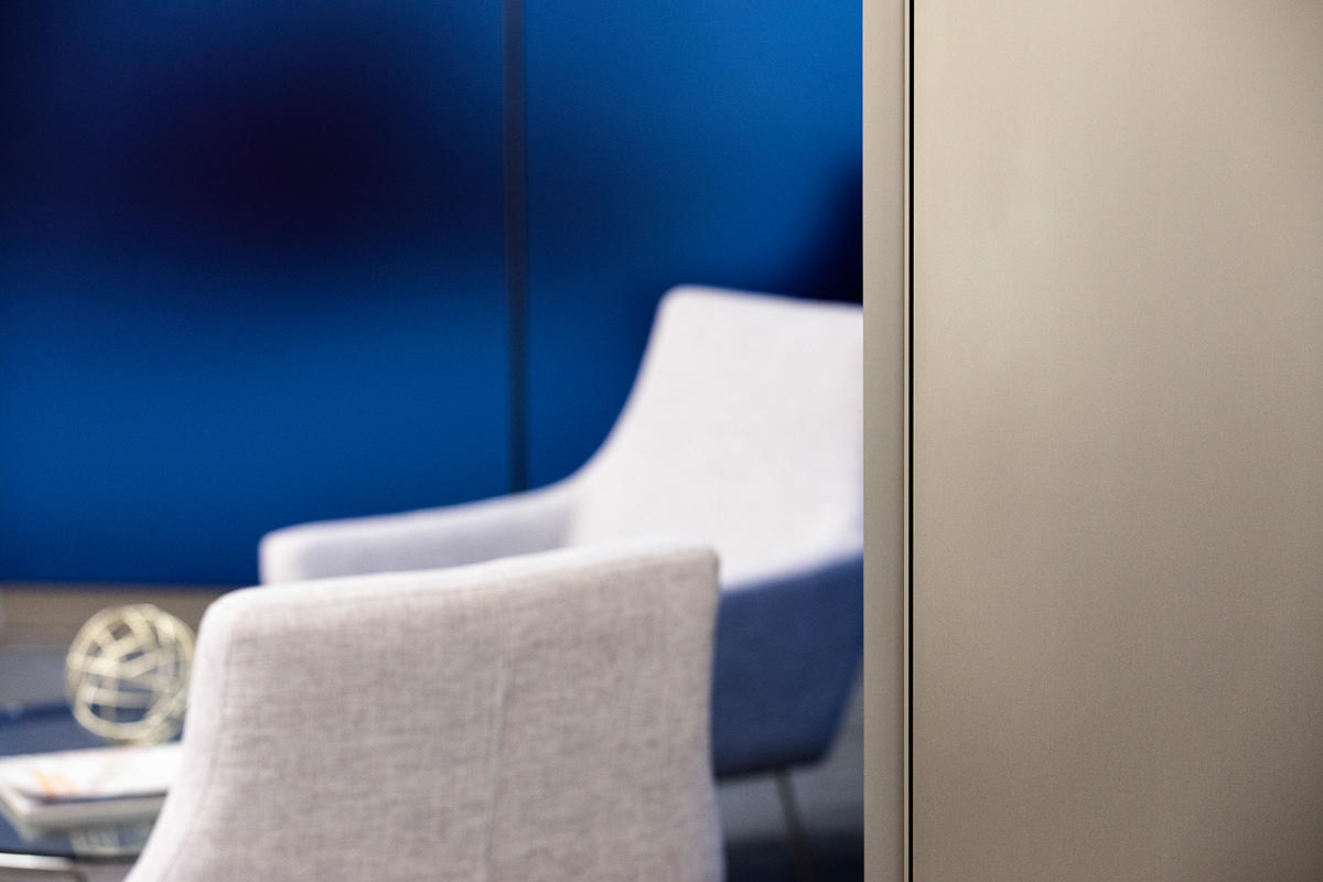 FSRT648 Система обшивки стен Levelr с панелями из вивихромного хромового стекла с прослойкой индивидуального цвета, показанная в конфигурации «отражающий» с отделкой pearlex +, нержавеющая сталь с отделкой «горный хрусталь» и открывающиеся ребра из нержав Forms-surfaces  - Вид №24