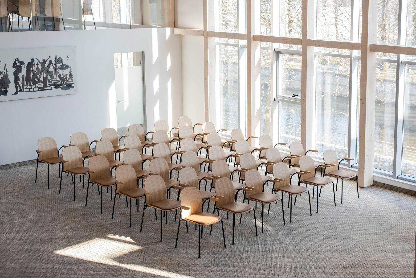 Штабелируемый стул из грецкого ореха с мягким сиденьем Gazzda Book ARCH-00092588 - Вид №4