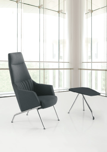 Кожаное кресло с подлокотниками