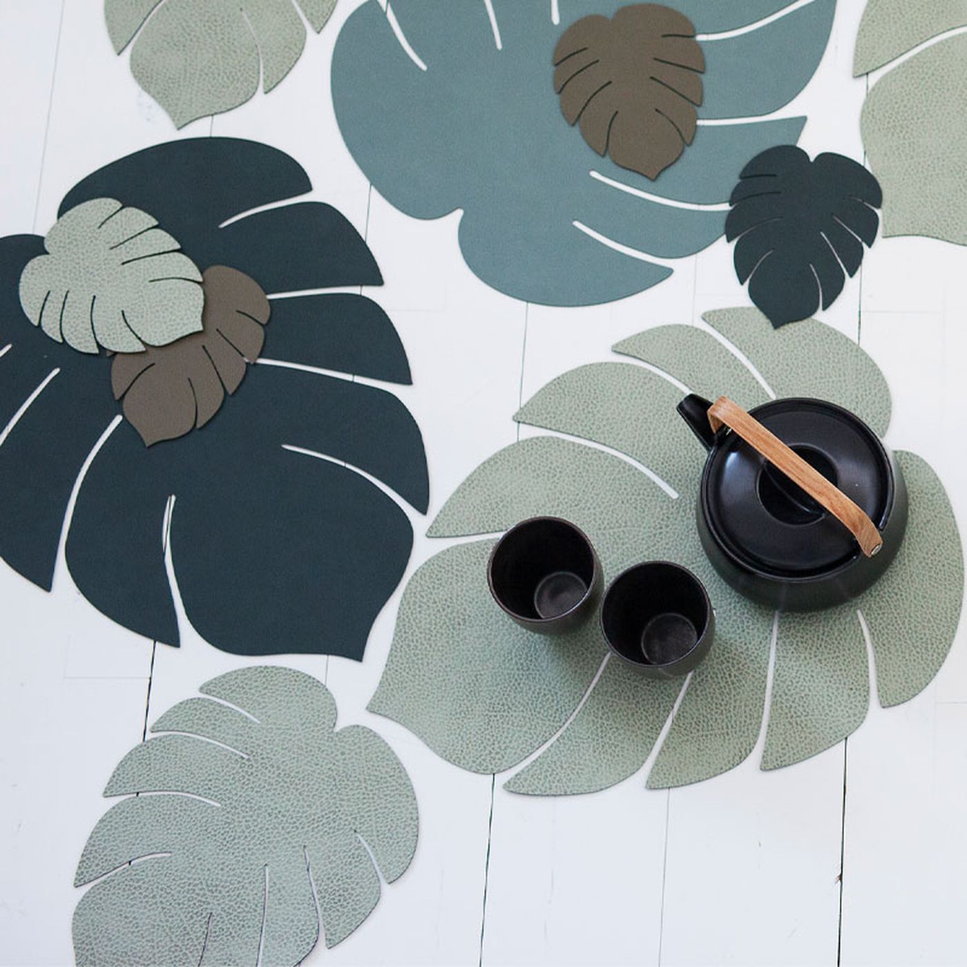 989950 HIPPO olive green подстановочная салфетка лист монстеры 42х35 см, толщина 1,6мм;LIND DNA  - Вид №1
