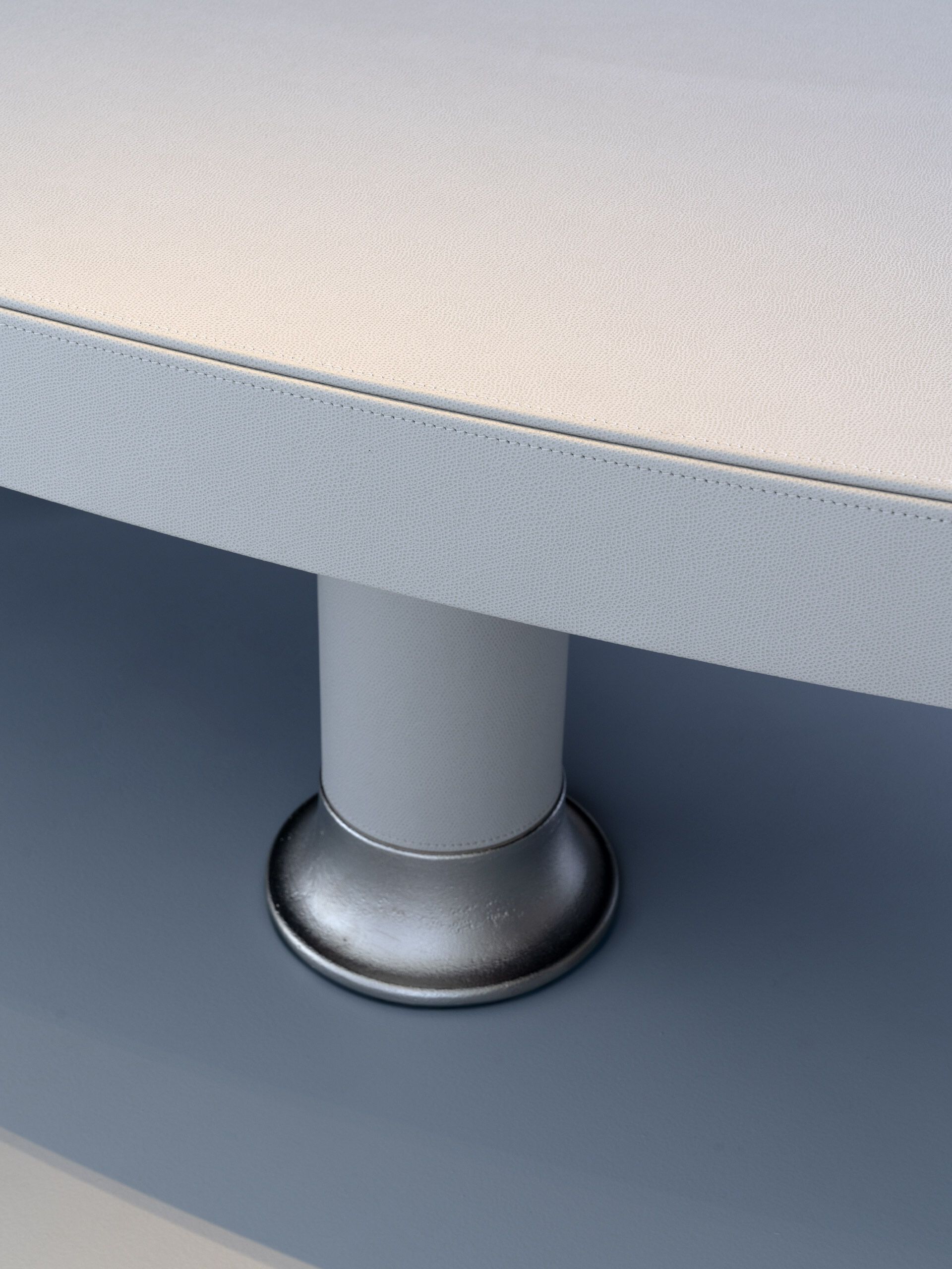 Кожаный овальный низкий журнальный столик Lorenzo Tondelli DROP ARCH-00073955 - Вид №1