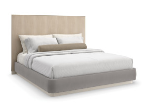 Двуспальная кровать из дерева и ткани с высоким изголовьем