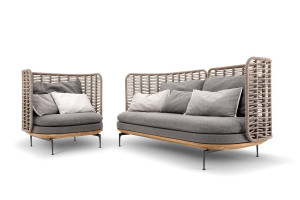 Плетеное и тканевое садовое кресло с высокой спинкой