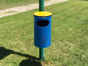 Наружная металлическая стойка для мусора с крышкой