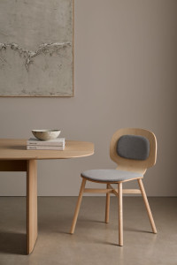 Деревянный стул с мягким сиденьем