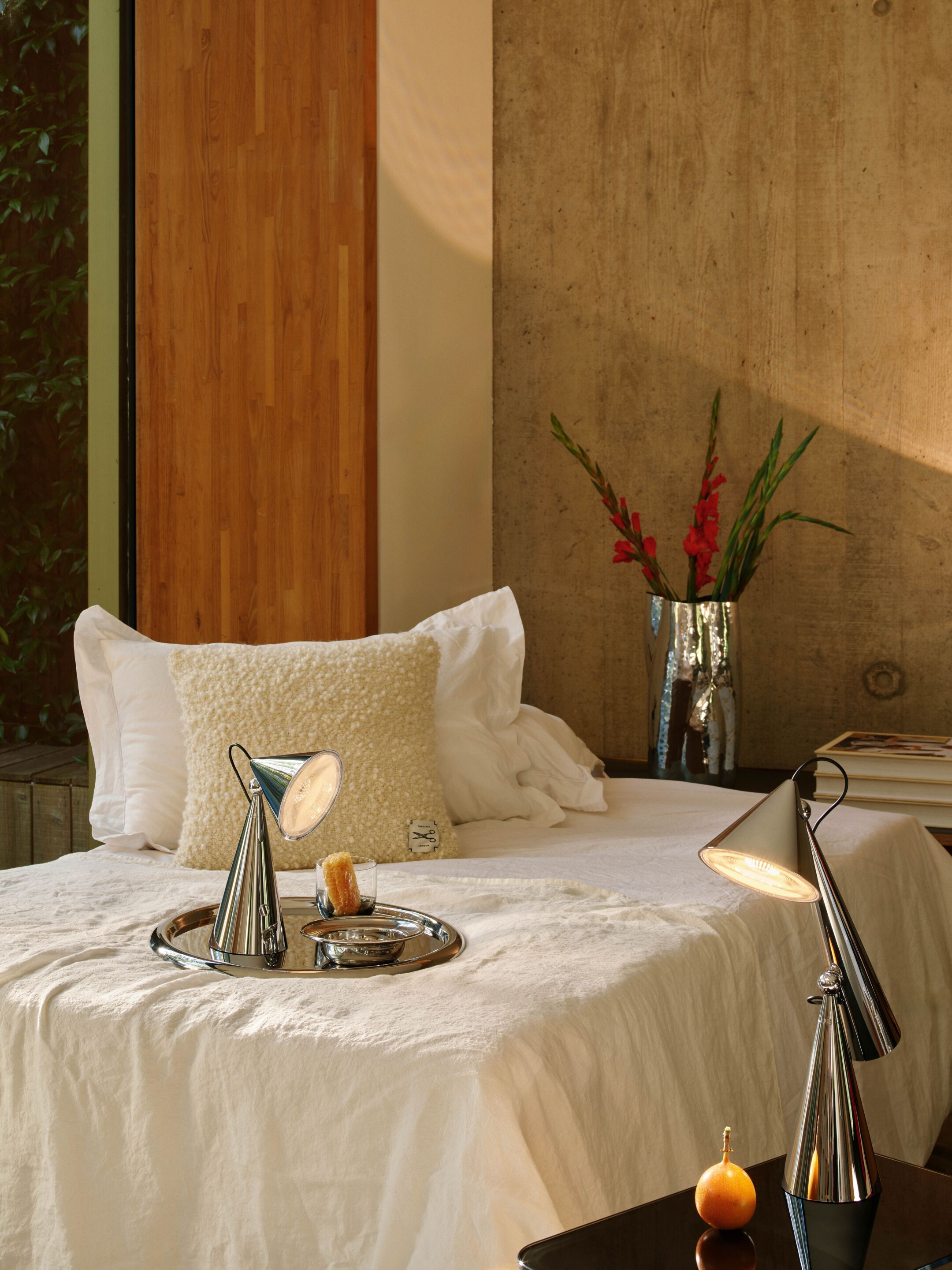 Светодиодная настольная лампа с батарейным питанием Tom Dixon поза ARCH-00060610 - Вид №14