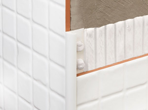 Профиль защитного выступа из метакрилата