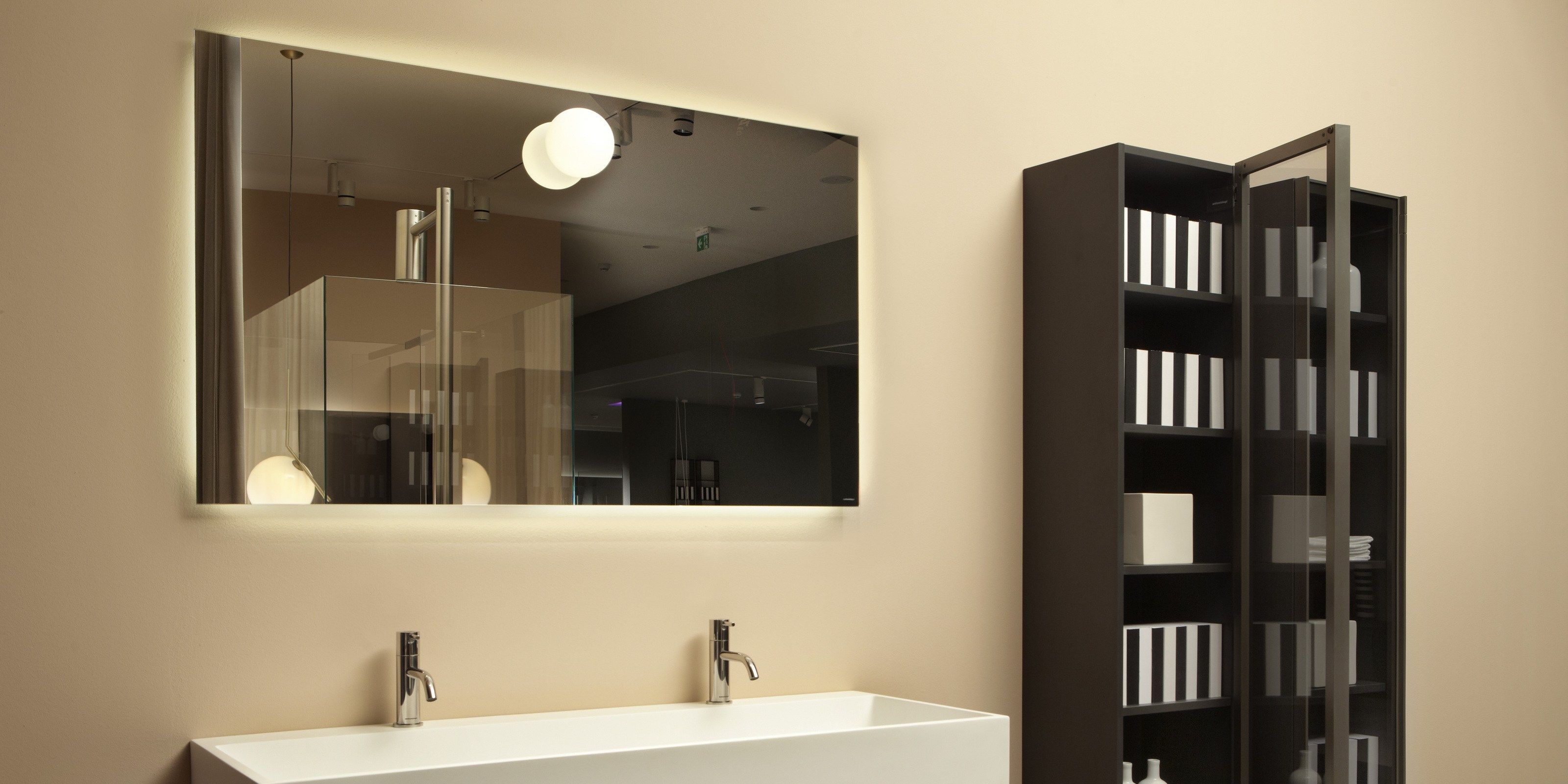 Настенное зеркало со встроенным освещением для ванной комнаты Antoniolupi VARIO ARCH-00053736 - Вид №1