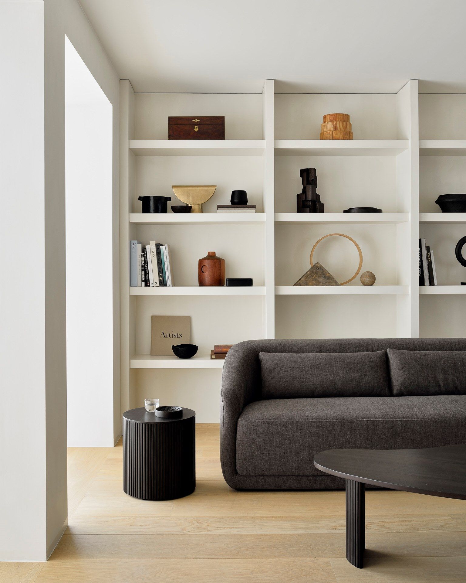 Высокий журнальный столик из красного дерева Ethnicraft Boomerang ARCH-00021082 - Вид №5