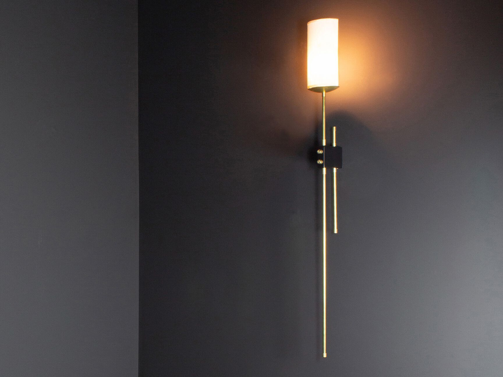 Латунный светодиодный настенный светильник Renzo Serafini VENTOLINA SU FIACCOLA ARCH-00126454