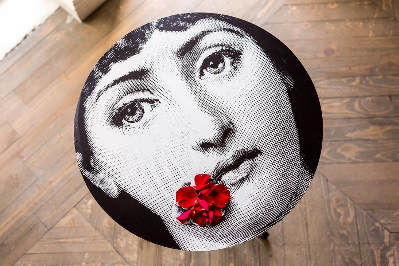 Кофейный столик круглый черно-белый с рисунком 50 см "Комплимент" Fornasetti BYOBJECT FORNASETTI 014303 Белый;черный Object Desire  - Вид №3