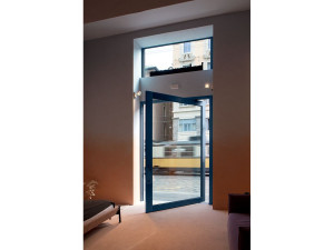 Застекленная входная дверь