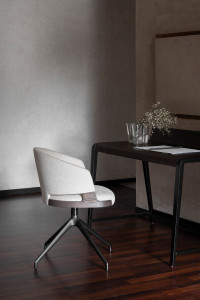 Кожаное вращающееся кресло с подлокотниками