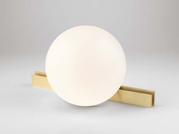 Светодиодная настольная лампа из опалового стекла и матовой латуни Michael Anastassiades REST ARCH-00022720