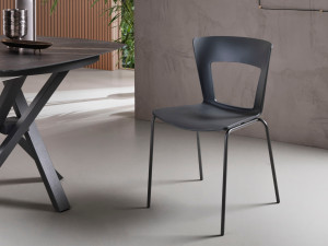 Штабелируемый стул из инженерного пластика с открытой спинкой