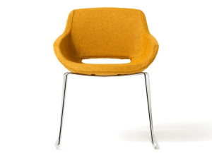 Тканевый стул с подлокотниками