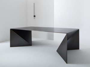 Прямоугольный металлический стол