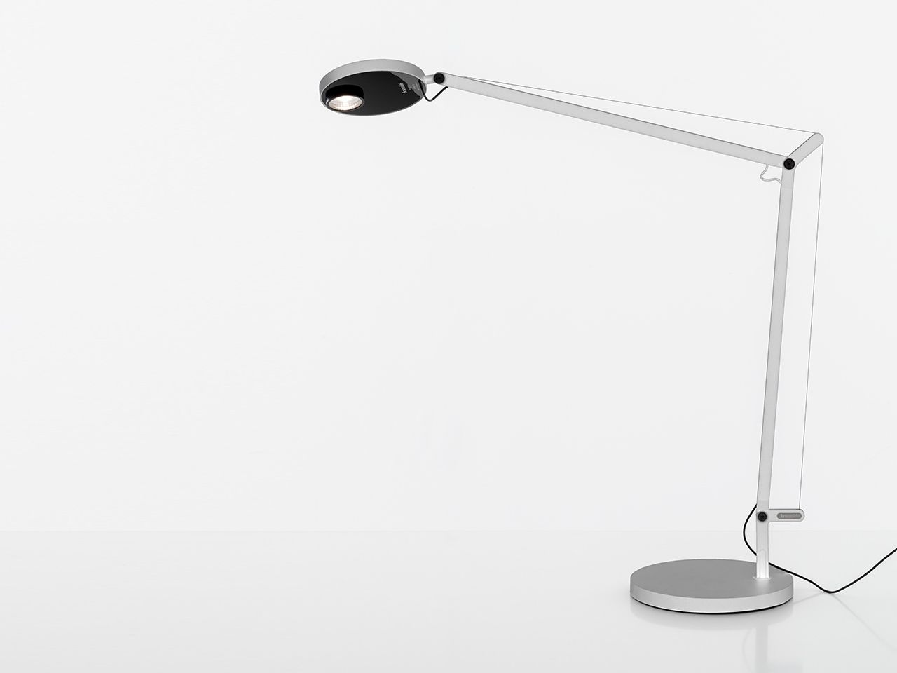 Алюминиевая регулируемая светодиодная настольная лампа Artemide ARCH-00150803 - Вид №1