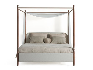 Деревянная кровать с балдахином