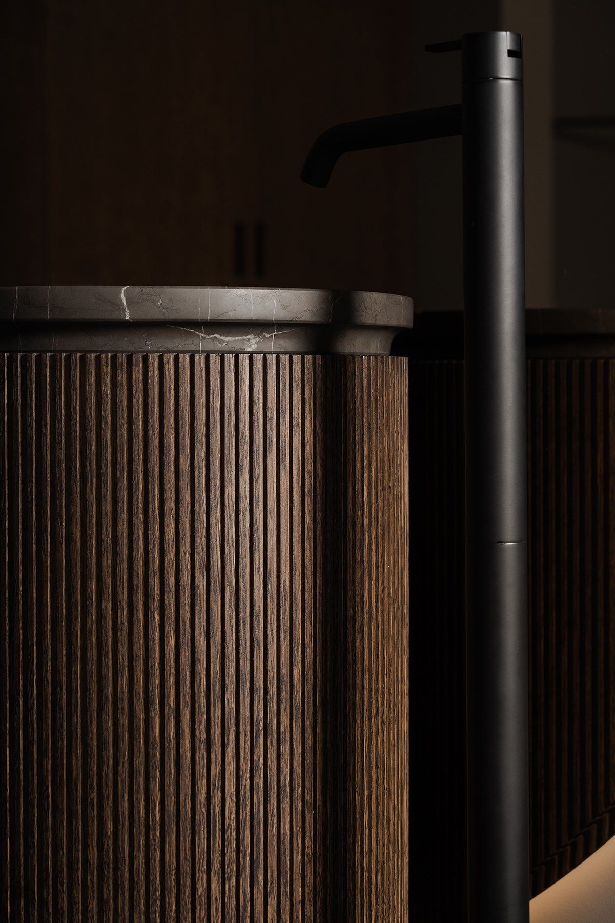 Круглый отдельно стоящий умывальник из мрамора и дуба Inbani решетки ARCH-00019008 - Вид №3