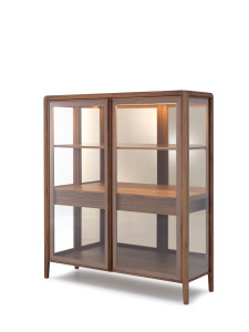 Витрина с 2 дверцами и зеркальной спинкой