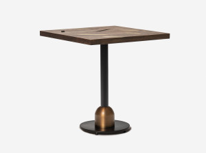 Квадратный стол из дерева и металла