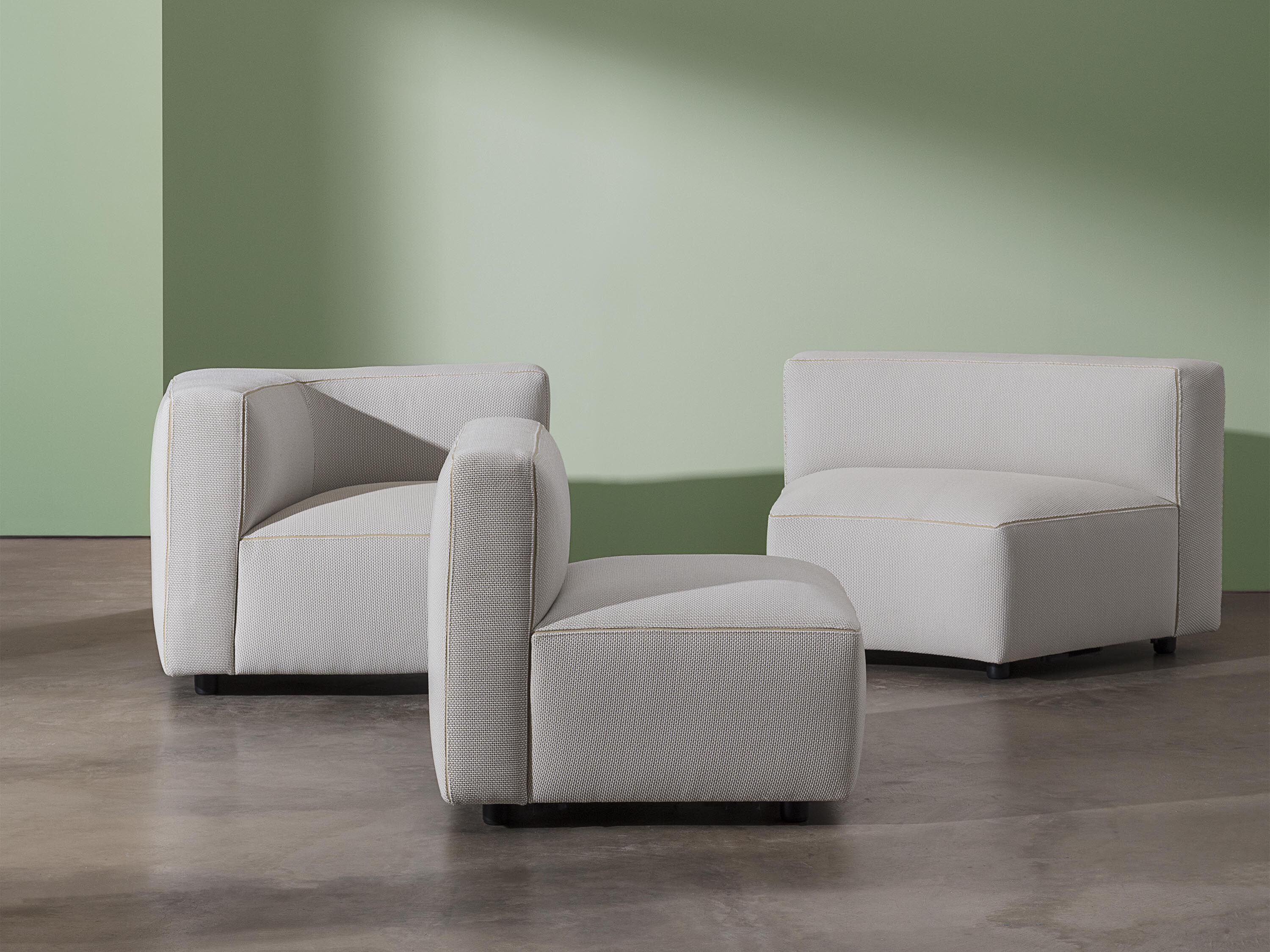 Тканевое угловое садовое кресло с подлокотниками Andreu World Nut Outdoor ARCH-00095204