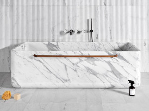 Мраморная прямоугольная ванна в центре комнаты