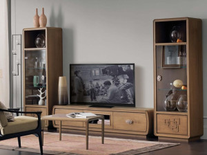 Деревянная оборудованная стена