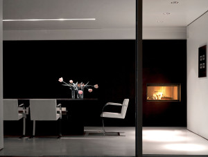 Утопленный дровяной камин с панорамным стеклом