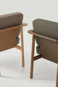 Тканевое кресло с подлокотниками