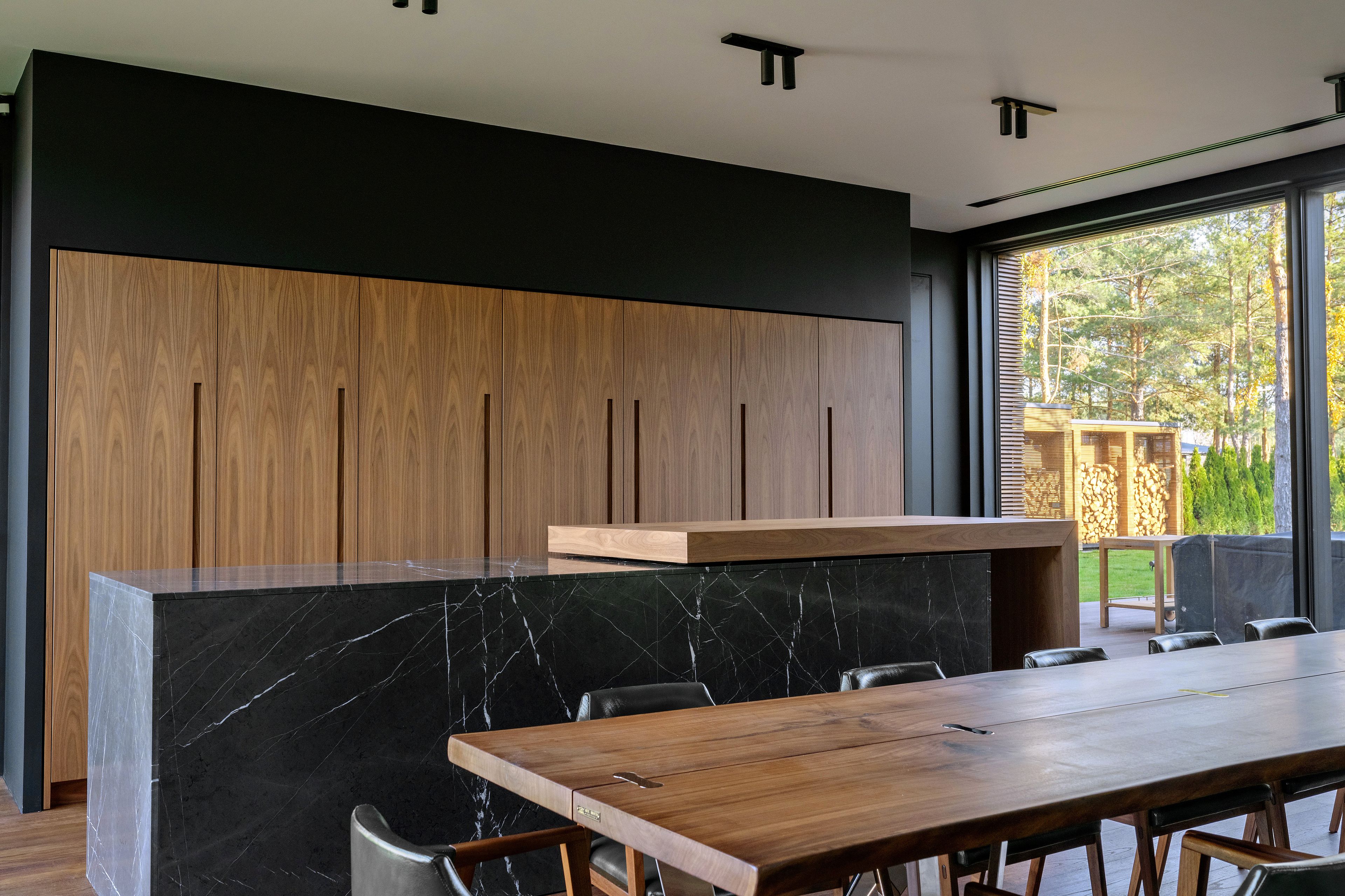 Линейная кухня из ореха Каналетто и остров с раздвижной столешницей TM Italia Cucine D90 ARCH-00103322 - Вид №9